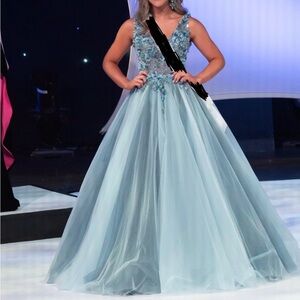 Worn once, from a smoke and pet free home. Beautiful pageant gown.